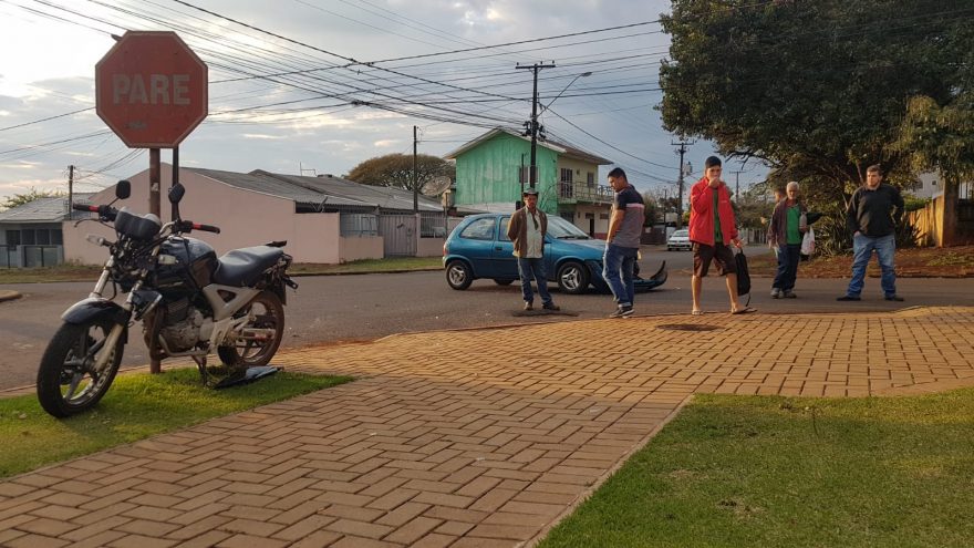 Jovem fica ferido após colisão entre carro e moto no Pioneiros Catarinenses