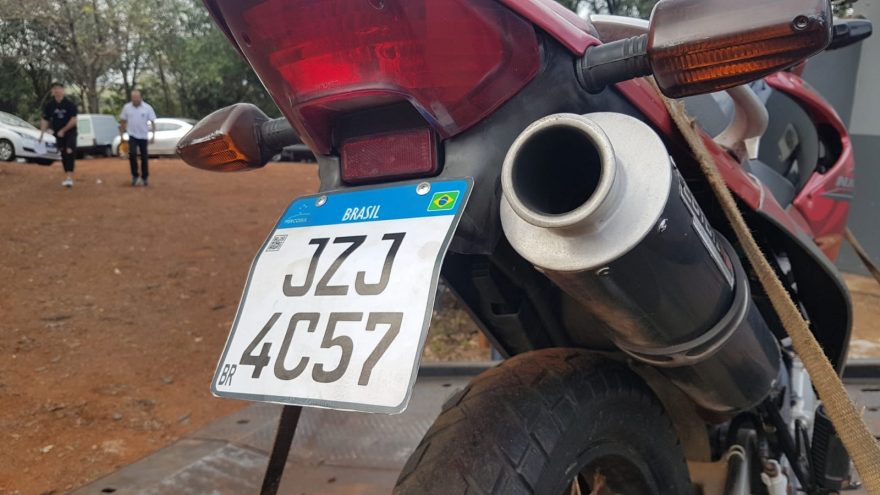 Com registro de furto, moto foi apreendida com chapa de ferro e adesivo no lugar da placa