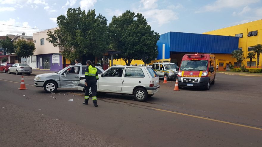 Três pessoas ficam feridas em colisão entre Uno e Gol na Rua Jacarezinho