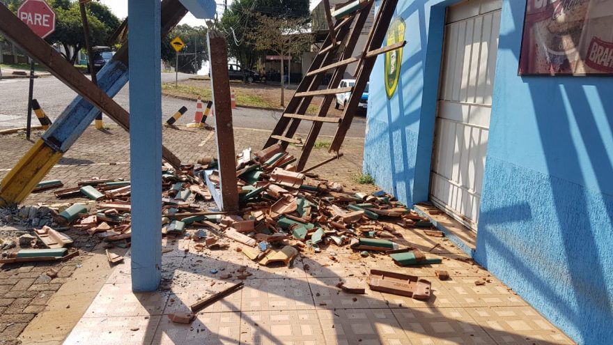 Estragos causados por queda de poste deixam moradores sem energia elétrica