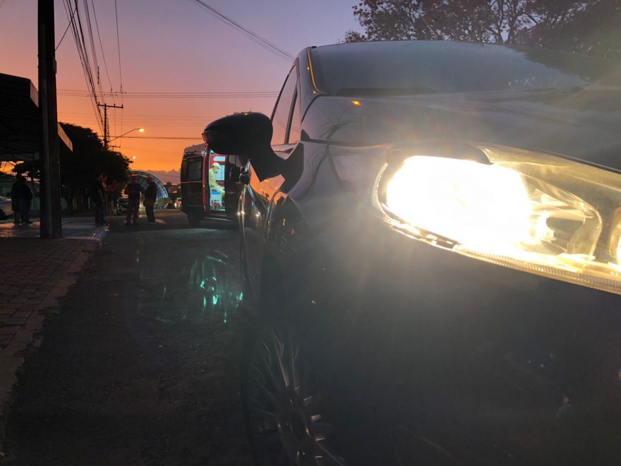 Casal fica ferido em acidente entre carro e moto no São Cristóvão