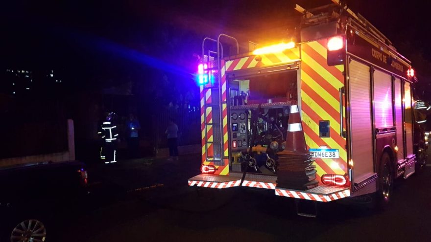 Fogo em churrasqueira se espalha para o forro de residência no São Cristóvão e bombeiros são mobilizados