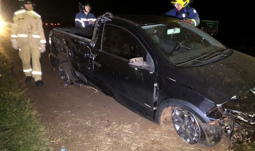 Capotamento deixa Saveiro completamente destruída na BR-163