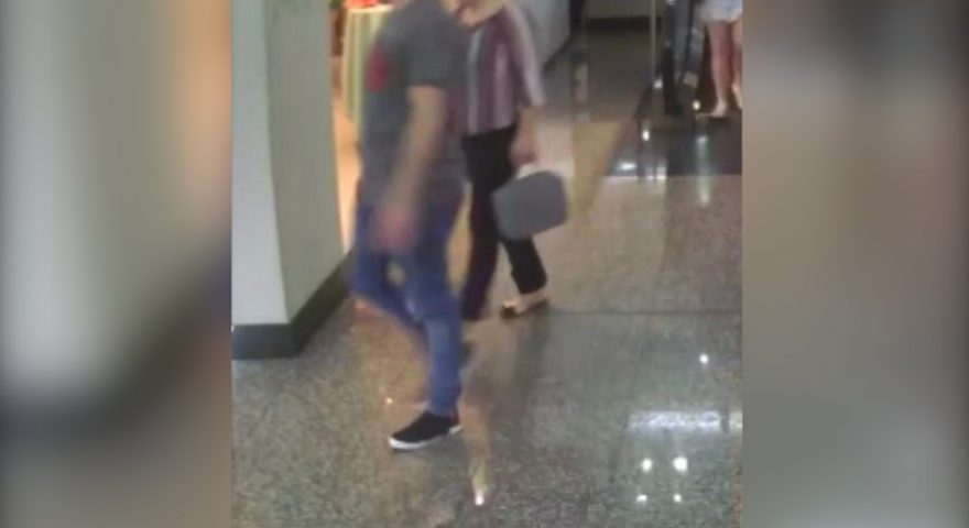 Maleta com equipamentos de filmagem levada por casal em estabelecimento comercial