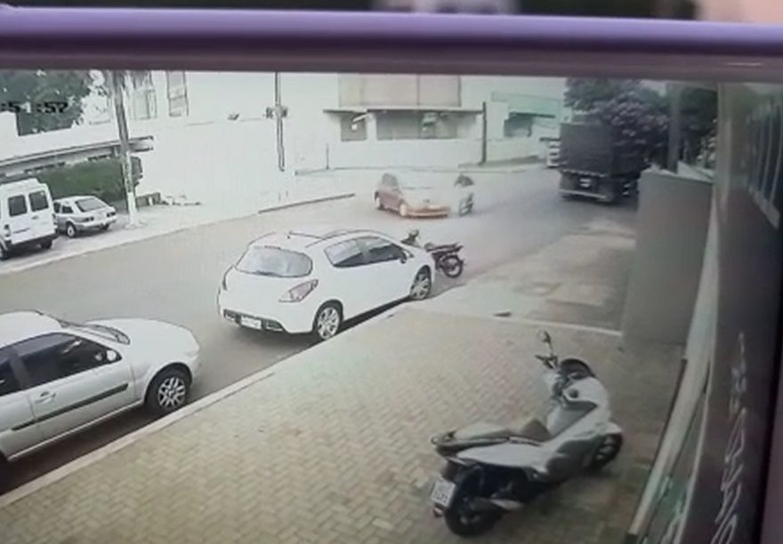 Vídeo mostra colisão entre quatro veículos no Parque São Paulo
