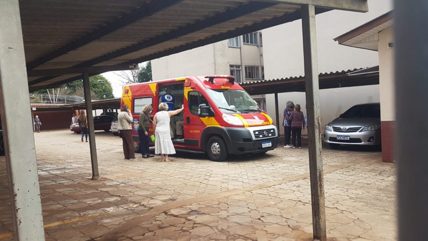 Idosa fica ferida ao sofrer acidente em condomínio na Rua Jorge Lacerda
