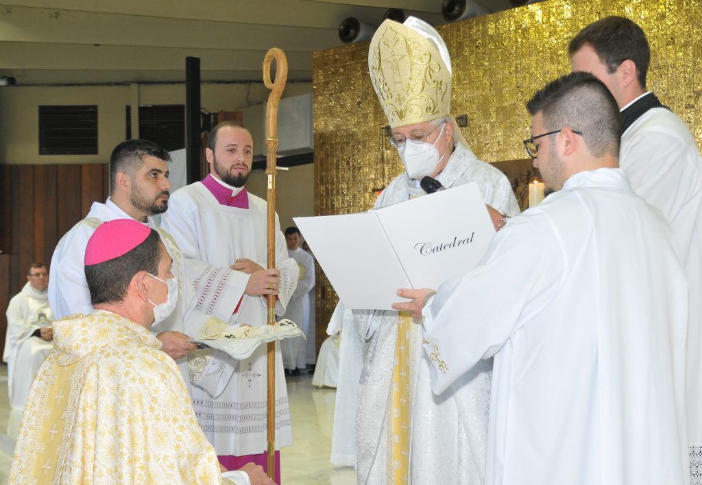 Dom Adelar Baruffi recebe do Núncio Apostólico Pálio Arquiepiscopal