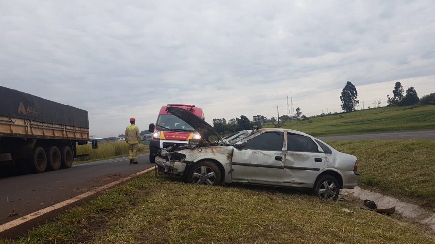 Jovem fica ferido após capotar Vectra na rodovia BR-467, em Cascavel