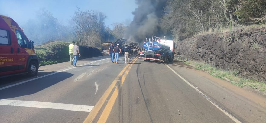 Batida frontal entre caminhões seguida de incêndio deixa dois mortos na BR-277 em Cantagalo