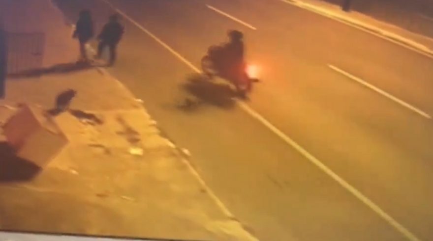 Vídeo mostra vítimas de suposto assalto esfaqueando e matando homem