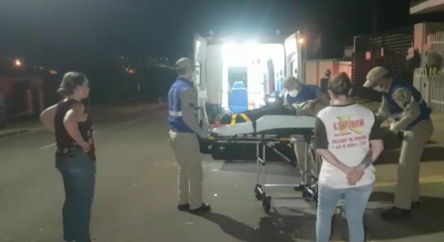Motociclista fica ferido após queda quando tentou desviar de gato na Rua Presidente Kennedy