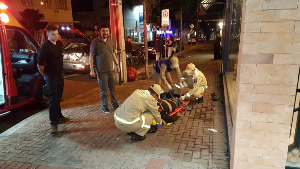 Forte colisão de trânsito deixa motociclista com fratura exposta