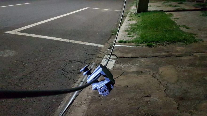 Marginais agem com tempo e furtam cabos de três postes no Maria Luiza