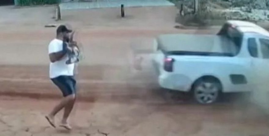 Vídeo: pai salva bebê de ser atropelado por carro desgovernado
