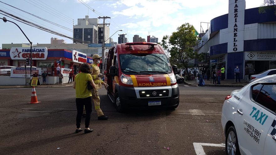Motociclista fica ferida em acidente na Rua Souza Naves