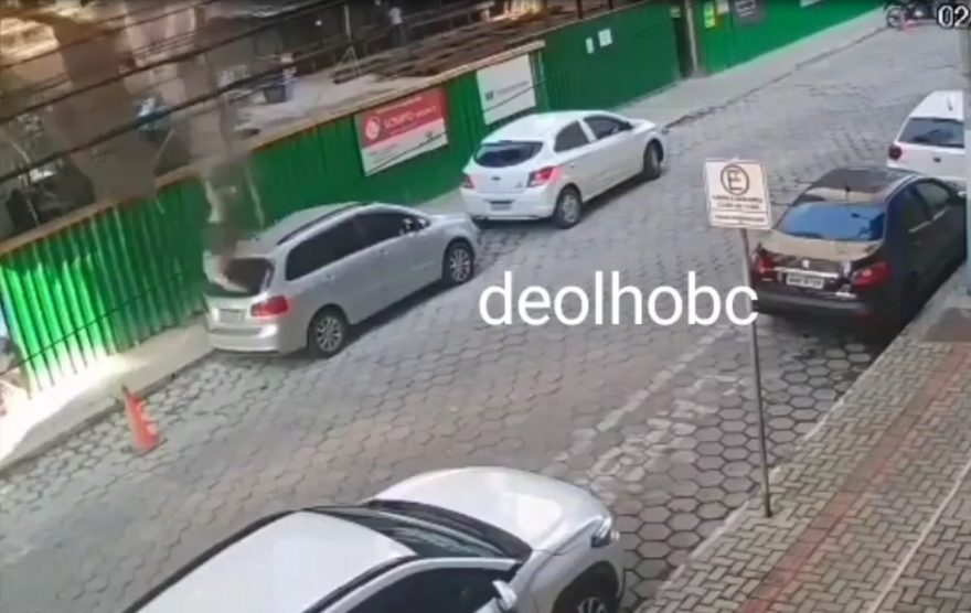 Vídeo mostra trabalhador caindo do 14º andar de prédio e atingindo carro estacionado