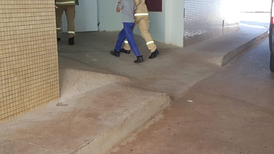 Menino de 11 anos é socorrido após sofrer queda em escola na Rua Rio da Paz