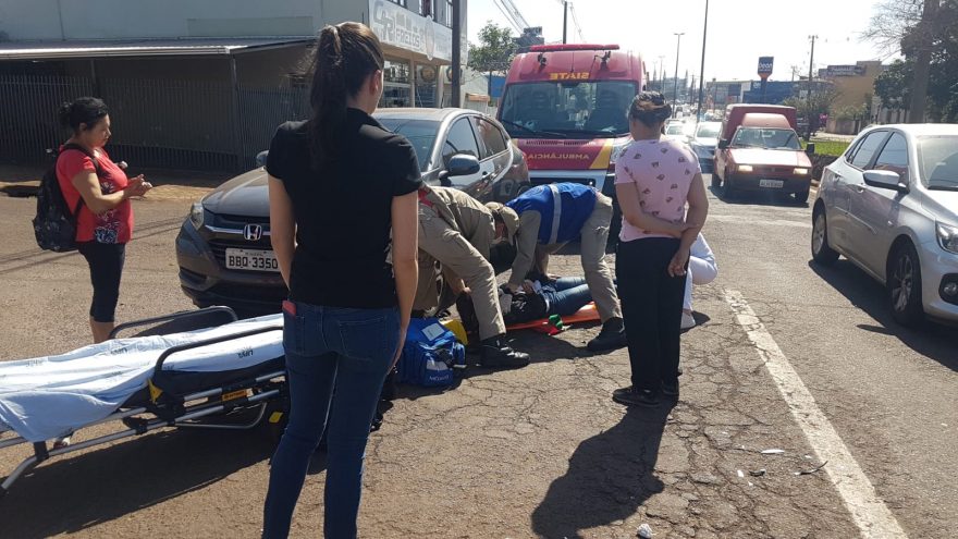 Motociclista fica ferida após acidente na Carlos Gomes