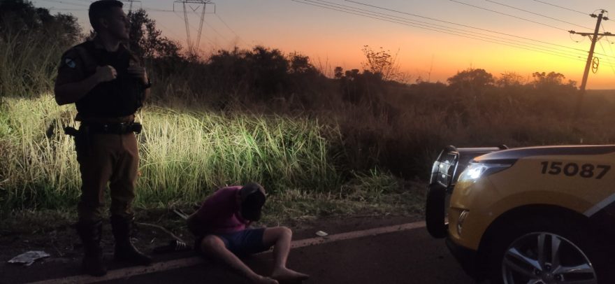Jovem é preso com cigarros contrabandeados ao perder o controle de veículo e sair da pista na BR-467