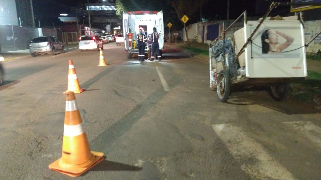 Via é interditada durante atendimento a homem caído no Centro