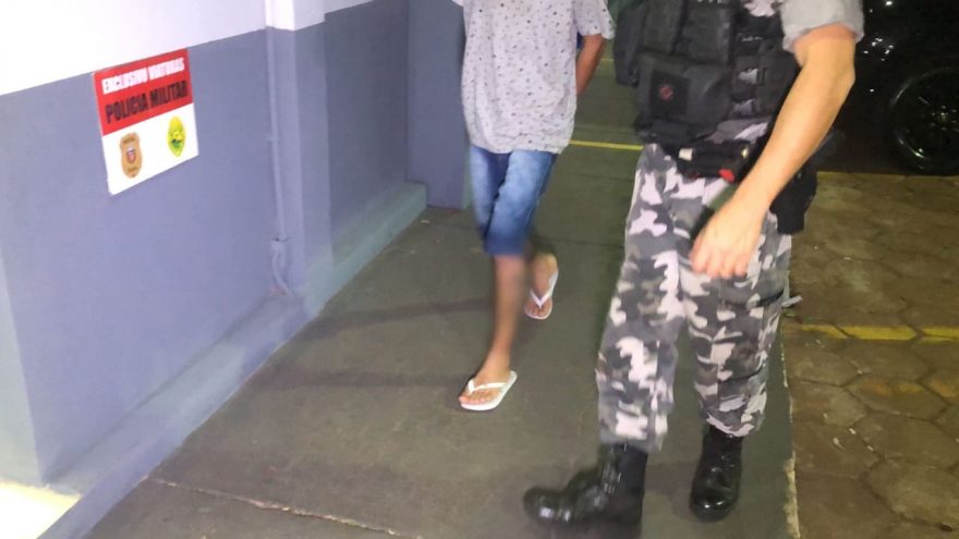 Homem usando tornozeleira eletrônica é detido pelo Choque com mandado de prisão em aberto