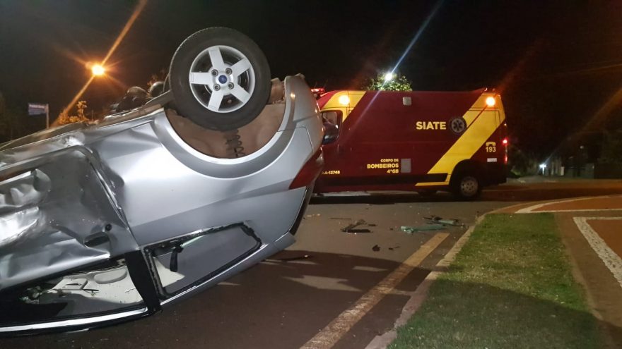 Ford Ka capota em forte colisão com Voyage no centro de Cascavel