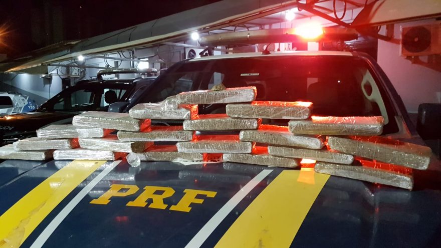 Condutor tenta fuga da PRF e é detido com 9 quilos de maconha no carro, na BR-277