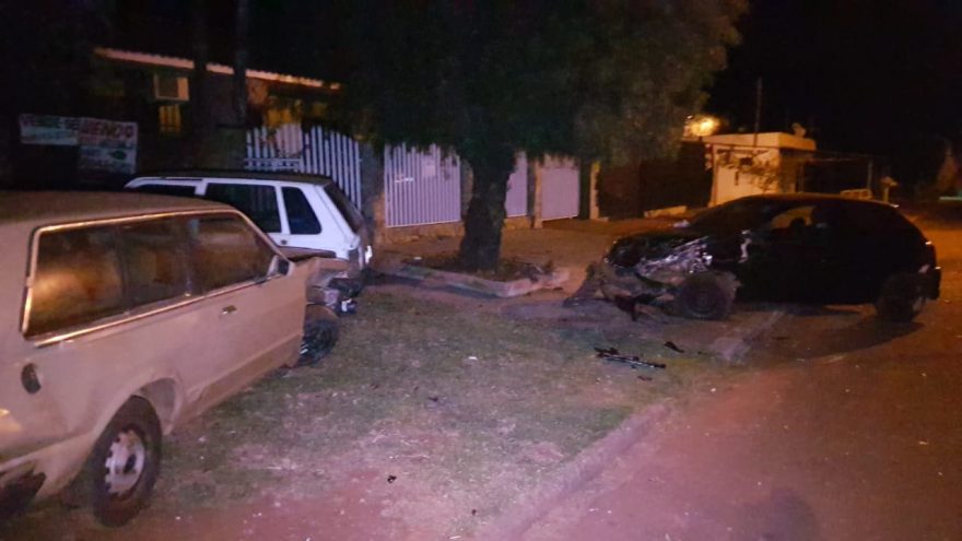 Veículo desgovernado causa grande prejuízo em três acidentes seguidos; carro invadiu academia, fugiu e colidiu em dois veículos
