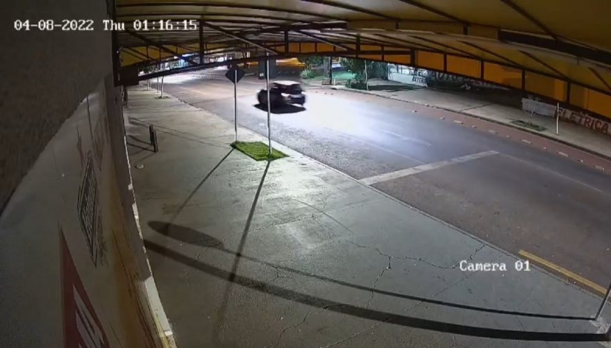 Câmera de segurança flagra momento em que Peugeot 207 perde controle ao acessar Rua Juruna, no Santa Cruz