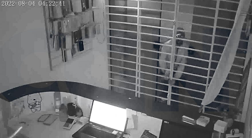 Durante arrombamento, ladrão se assusta após dono de empresa falar pelo sistema de monitoramento; veja