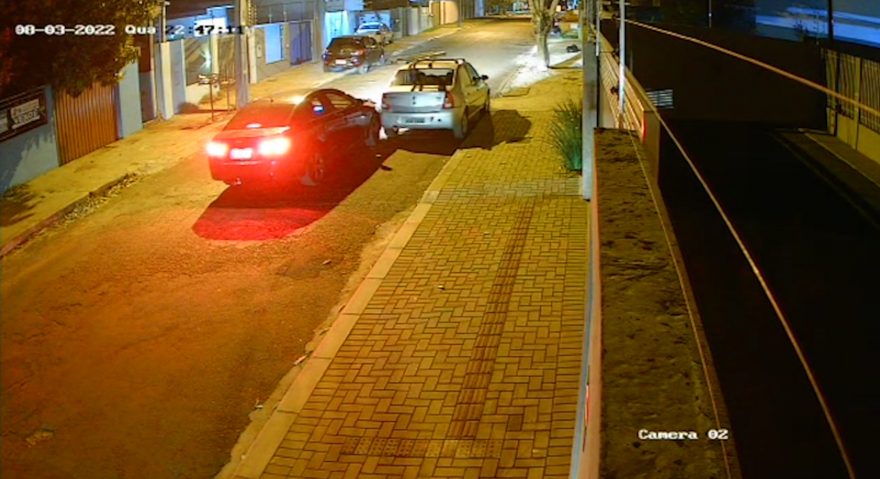 Vídeo mostra motorista de Cruze fugindo após bater em carro estacionado no Novo Milênio