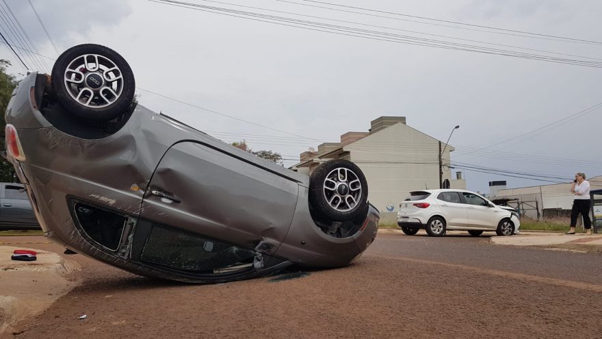 Fiat 500 capota após colisão com Argo na Região do Lago, em Cascavel