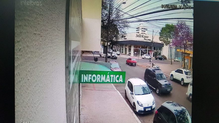 Vídeo mostra colisão entre Fiorino e HB20 na Rua Paraná, no Centro