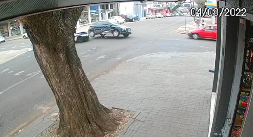 Por outro ângulo: Câmera registra força de impacto entre HB20 e Fiorino no Centro