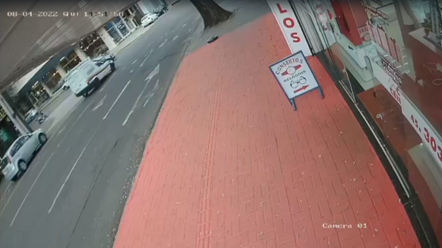 Nova imagem mostra momento em que Fiorino e Hb20 colidem no Centro