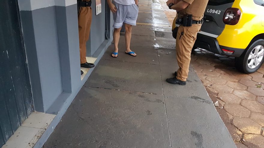 Homem é detido após agressões verbais contra mulher