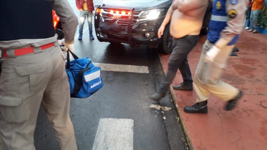 Vítima de assalto é baleada e fica em estado grave