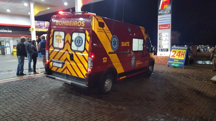 Homem sofre fratura na perna após ser atropelado por veículo dentro de posto de combustíveis na Rua Ipanema