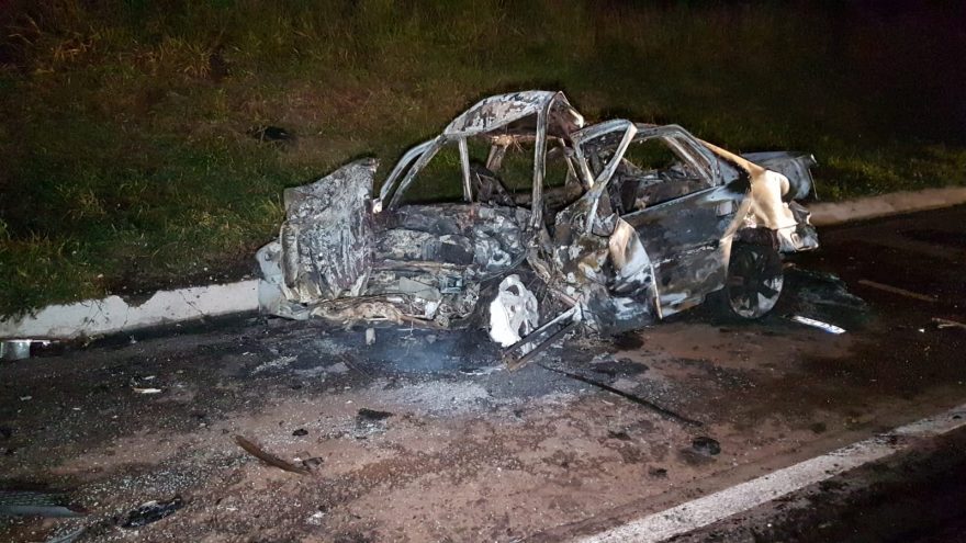 Tragédia na rodovia: acidente entre carro e carreta bitrem deixa vítima carbonizada em colisão frontal na BR-163