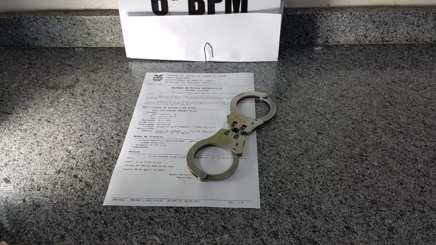Homem com mandado em aberto por furto é preso pela Polícia Militar na Rua Paraná