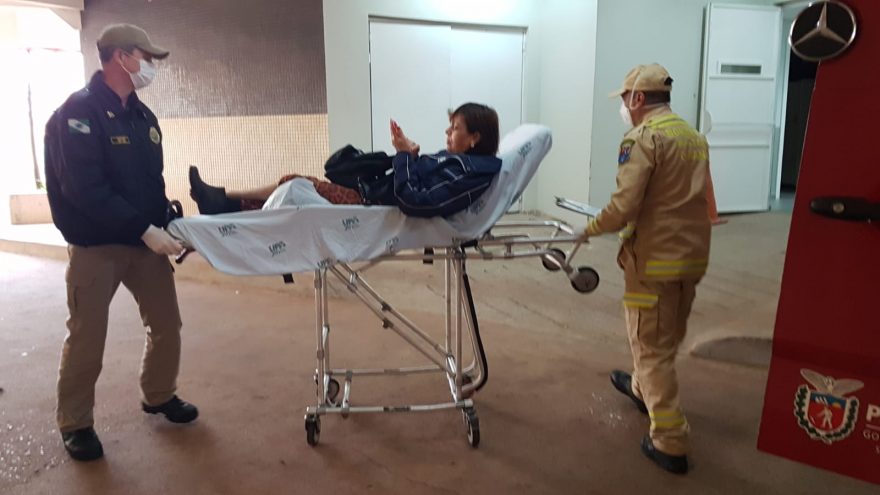 Mulher fica ferida após sofrer uma queda em residência no Claudete