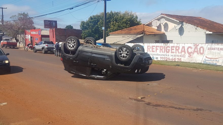 Jeep capota após colisão com Fiesta na Região Norte de Cascavel