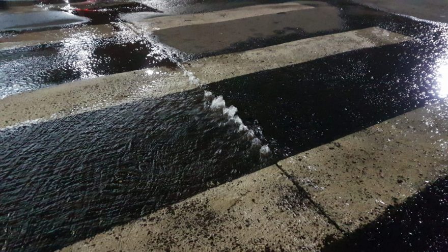 Grande desperdício de água é registrado no meio da via na Rua 13 de Maio
