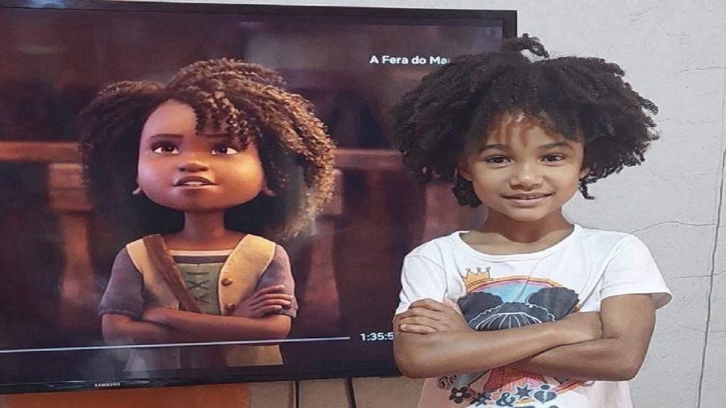 Menina de 5 anos surpreende internet com semelhança de personagem da Netflix