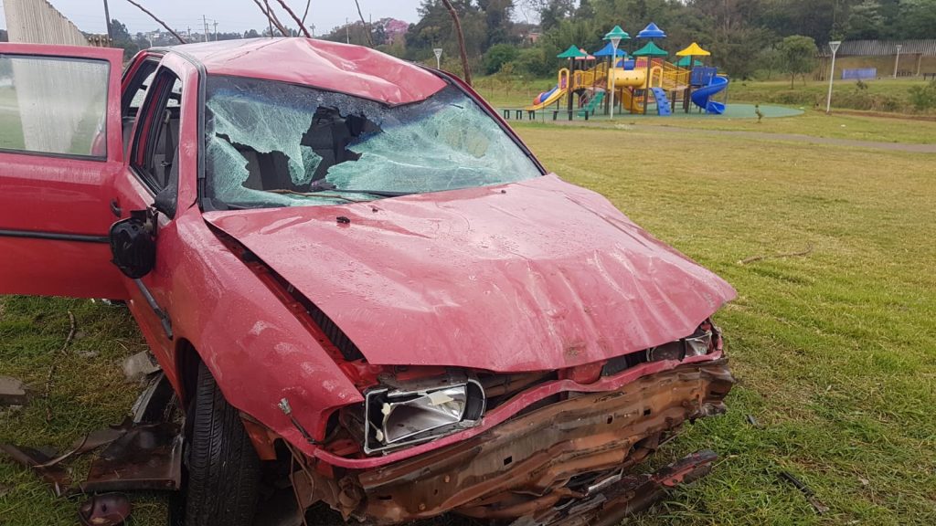 Condutor perde controle de veículo Gol e invade Ecopark do Morumbi