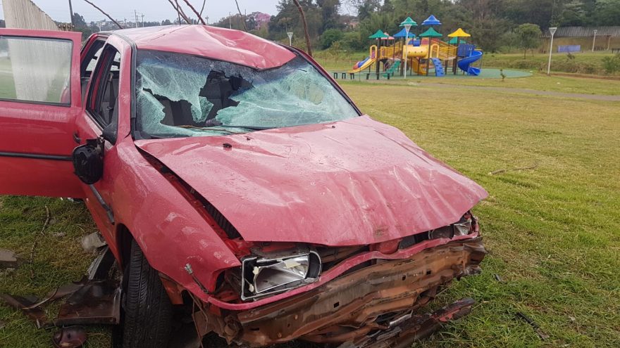 Condutor perde controle de veículo Gol e invade Ecopark do Morumbi