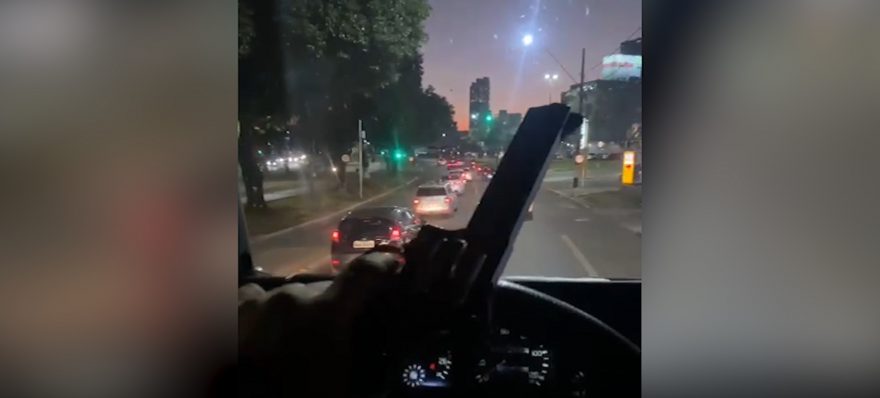 Vídeo: após buzinas, caminhoneiro mostra arma no Centro
