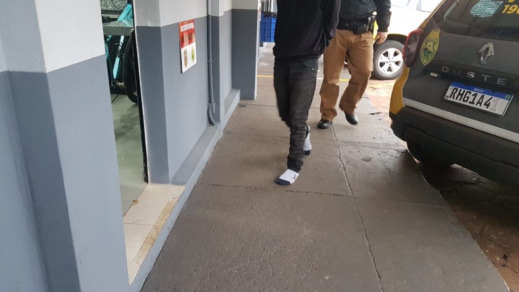 Adolescente é apreendido por bater em sua mãe com um sapato após ela pedir para que ele lavasse a louça