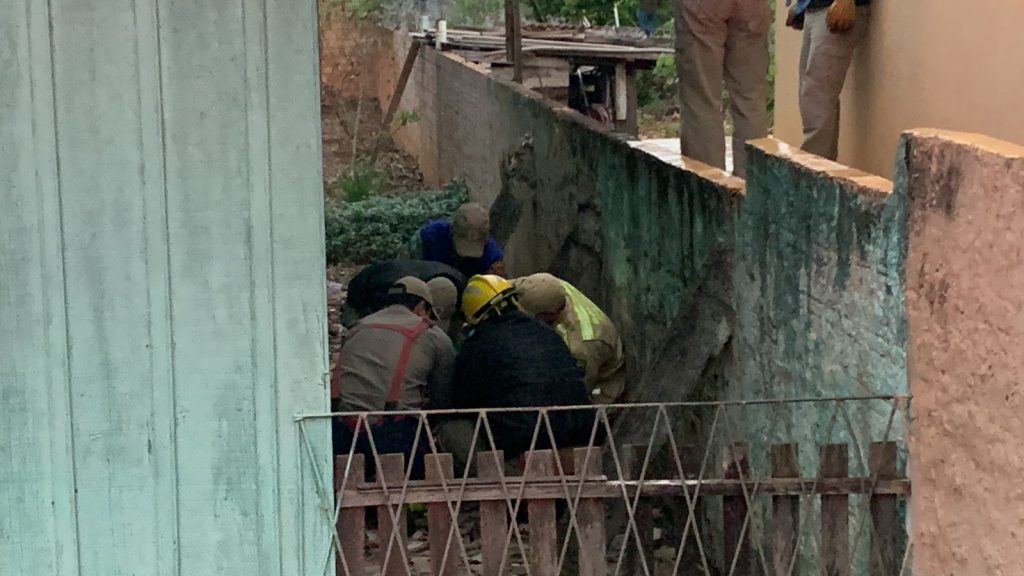 Homem sofre queda em vão entre residências e fica com ferro cravado ao braço