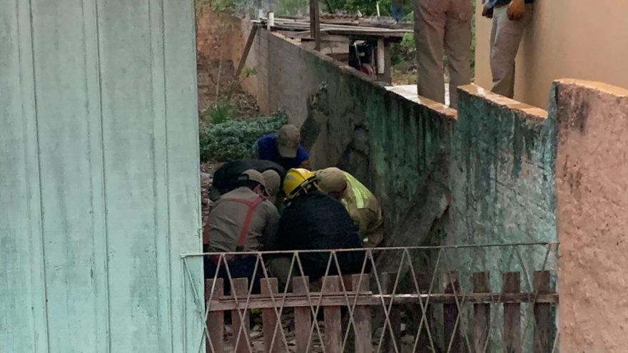 Homem sofre queda em vão entre residências e fica com ferro cravado ao braço